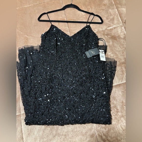 Shiny sequins and a sheer asymmetrical hem accentuate this sleeveless dress - Picture 4 of 6